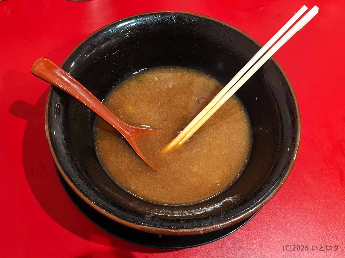 神奈川県平塚市の家系ラーメン店「とらきち家」で、麺と具材を食べ終えたあとに残った濃厚な豚骨醤油スープ