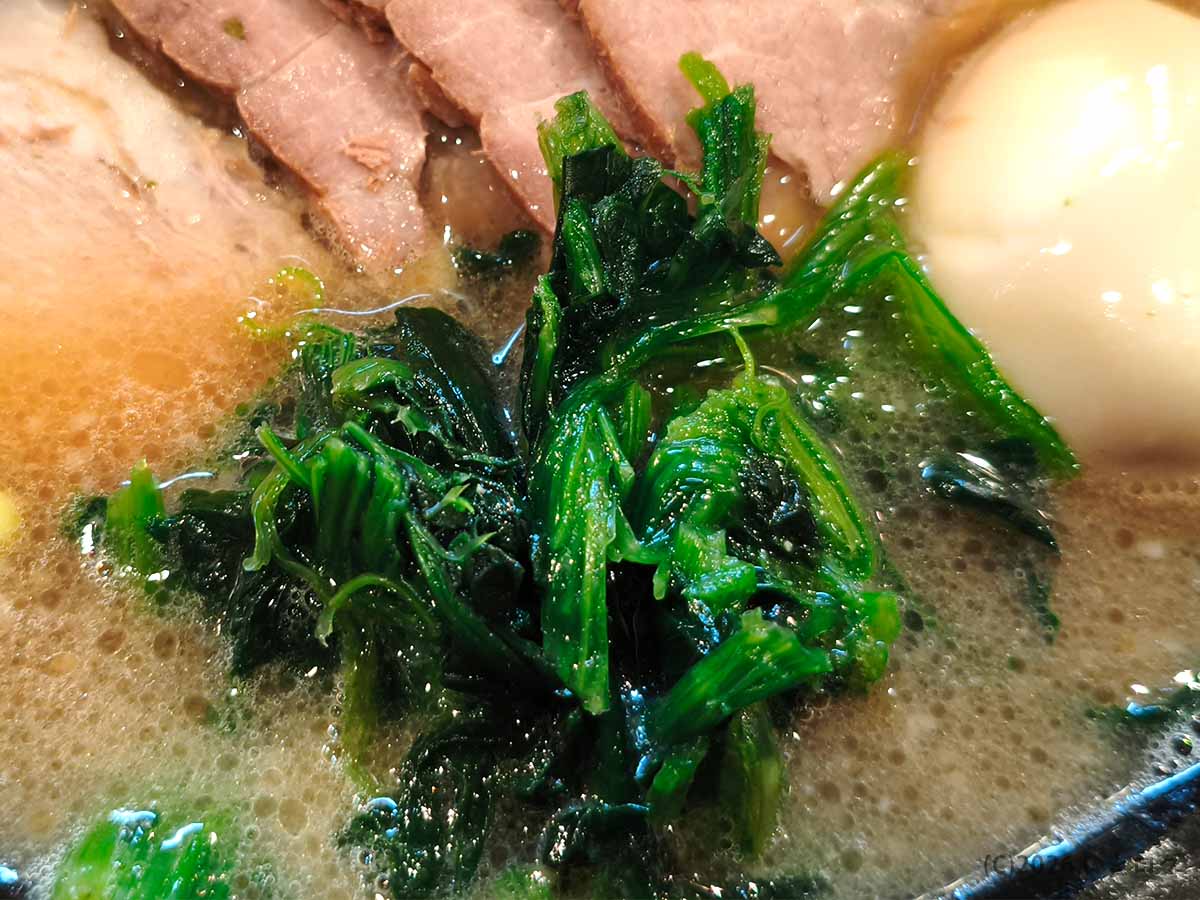 梅家 舎弟の豚骨醤油ラーメンに盛られた、スープをたっぷり吸った家系定番のほうれん草