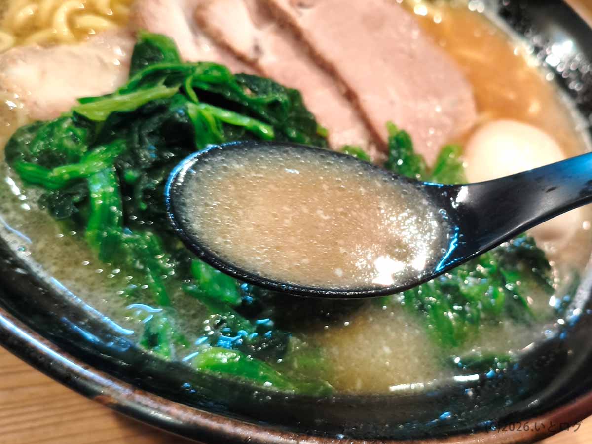 梅家 舎弟のラーメンからすくった、豚骨のコクと醤油を合わせた濁りのある家系スープ