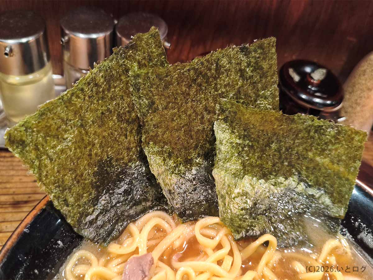 厚木市の梅家 舎弟で注文したラーメンに立てて盛られた、家系らしい大判の海苔