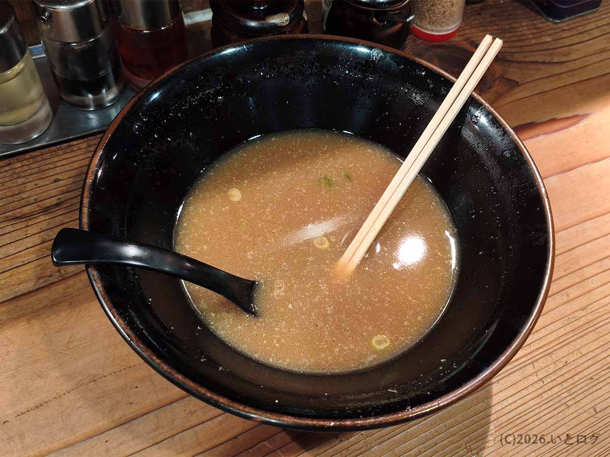 厚木の家系ラーメン店「梅家 舎弟」で豚骨醤油ラーメンを食べ終えたあとの丼