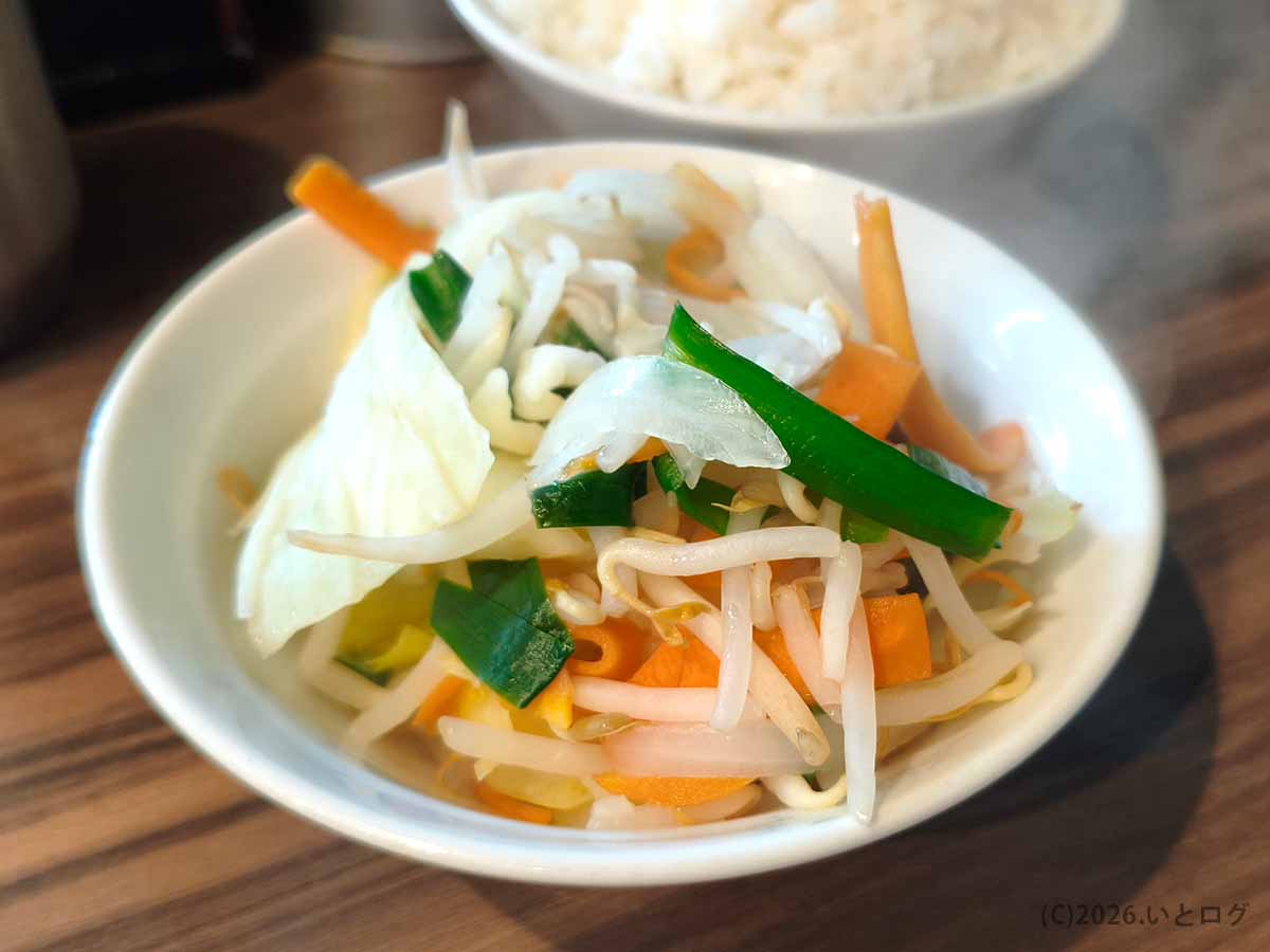 阿佐ヶ谷の家系ラーメン店あさが家で注文した、キャベツ・もやし・ニラ・ニンジンなどが入った野菜畑