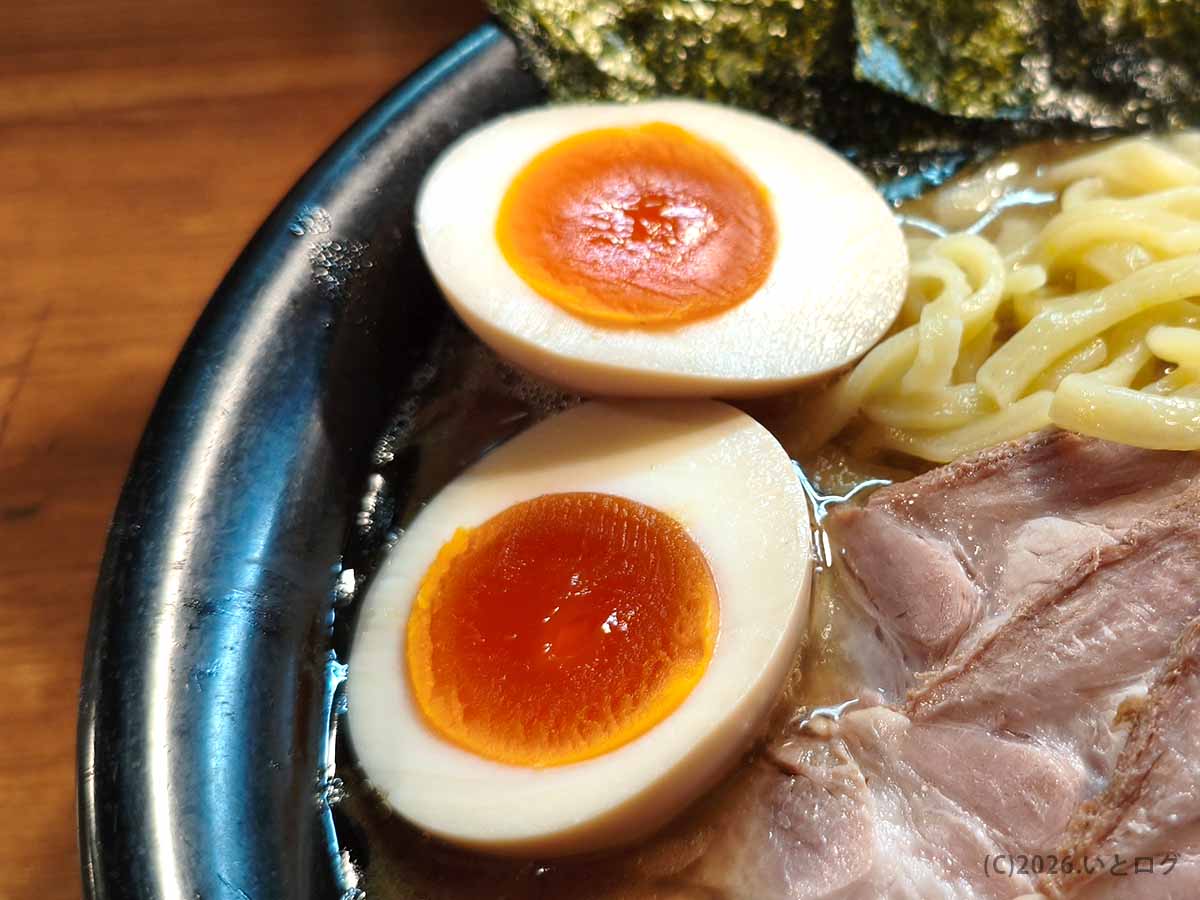 吉祥寺武蔵家 本店のラーメンに盛られた味付玉子。しっかり色づいた黄身と白身の断面をアップで撮影