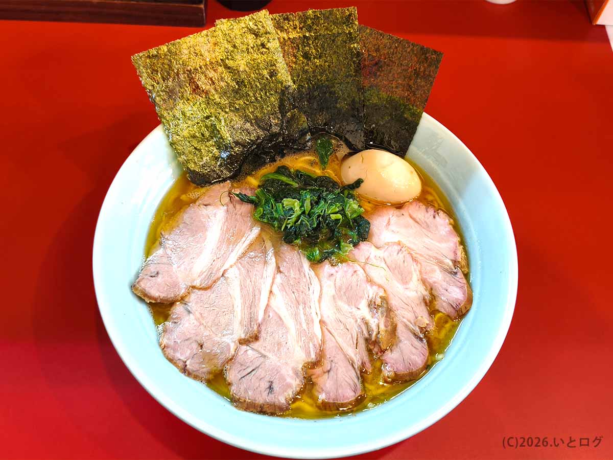 たま家 多摩本店の豚骨醤油スープを吸った家系ラーメン定番のほうれん草