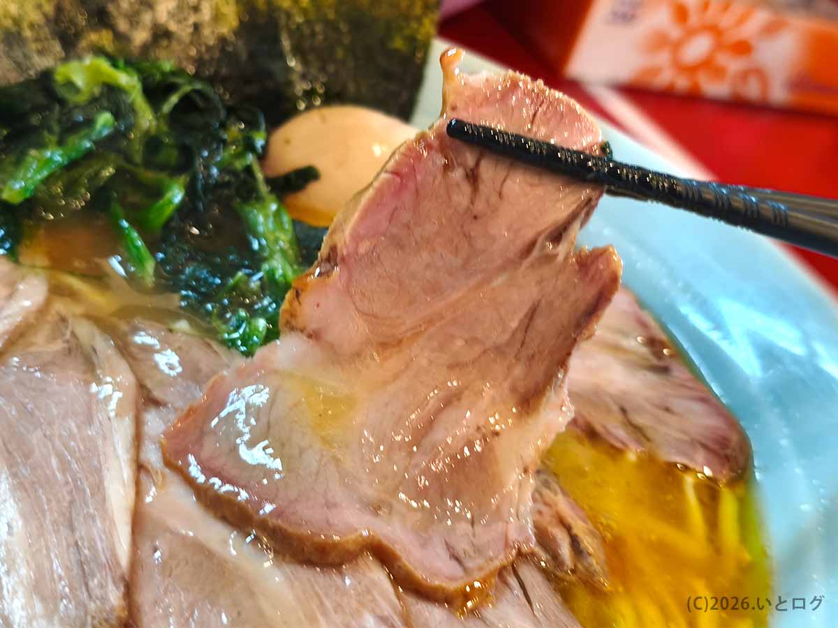 しっとりとした赤身と脂身が見える「たま家 多摩本店」の大判チャーシュー