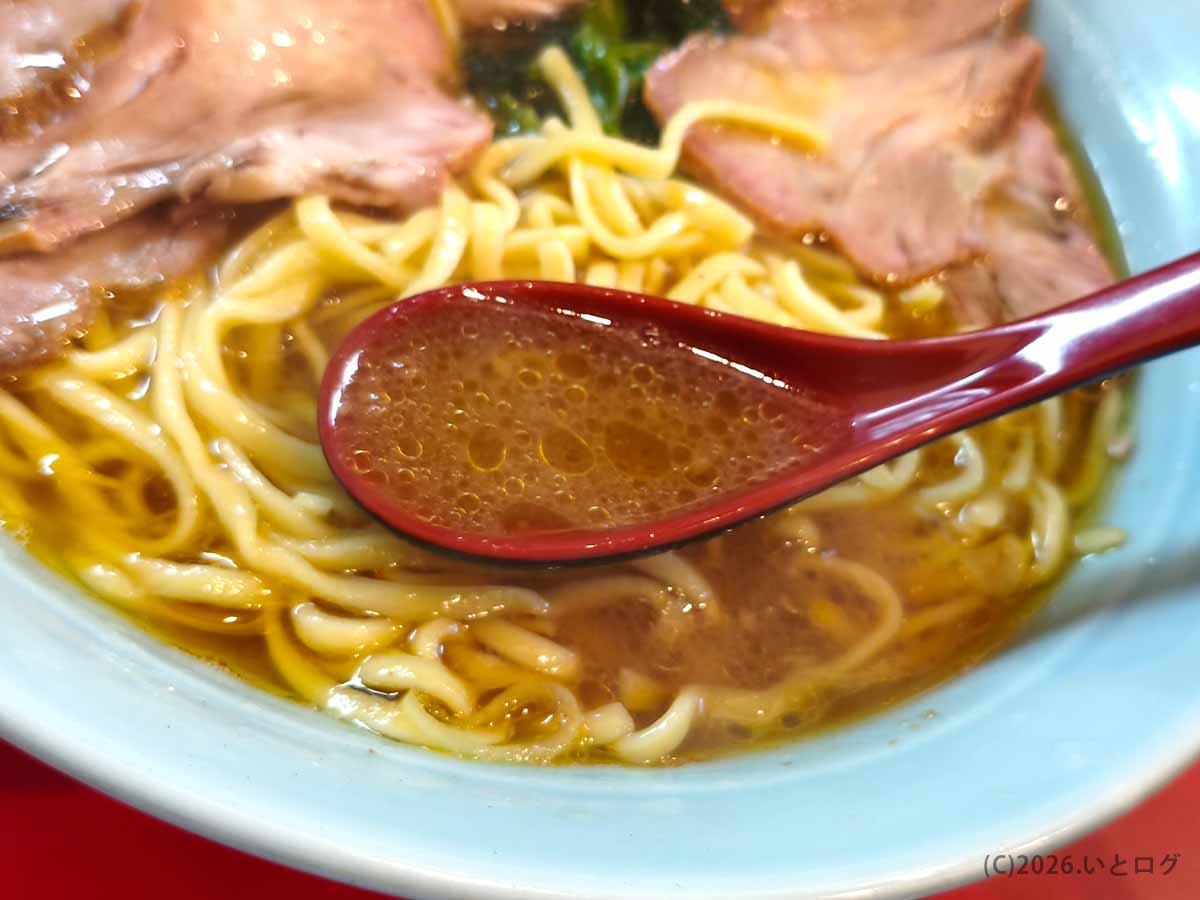 鶏油が浮かぶ「たま家 多摩本店」のコク深い家系豚骨醤油スープ