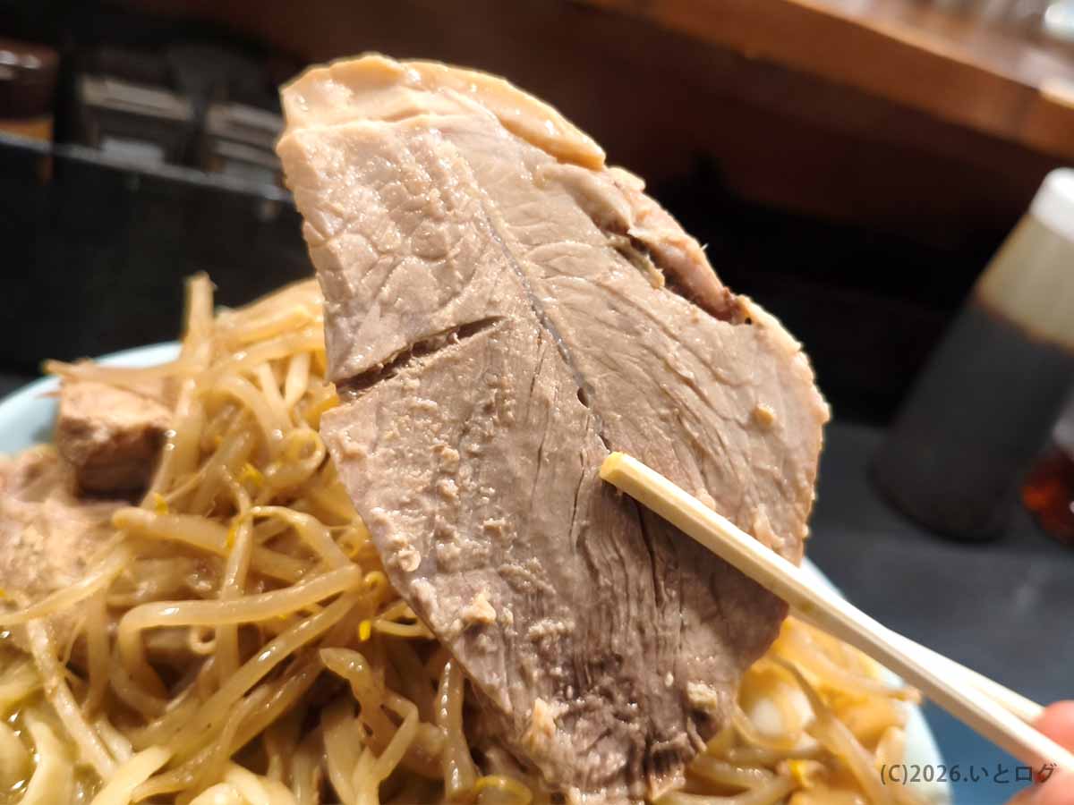 自家製麺No11のラーメンに入った厚切りの大判豚。赤身と脂身が重なったボリュームのあるチャーシュー