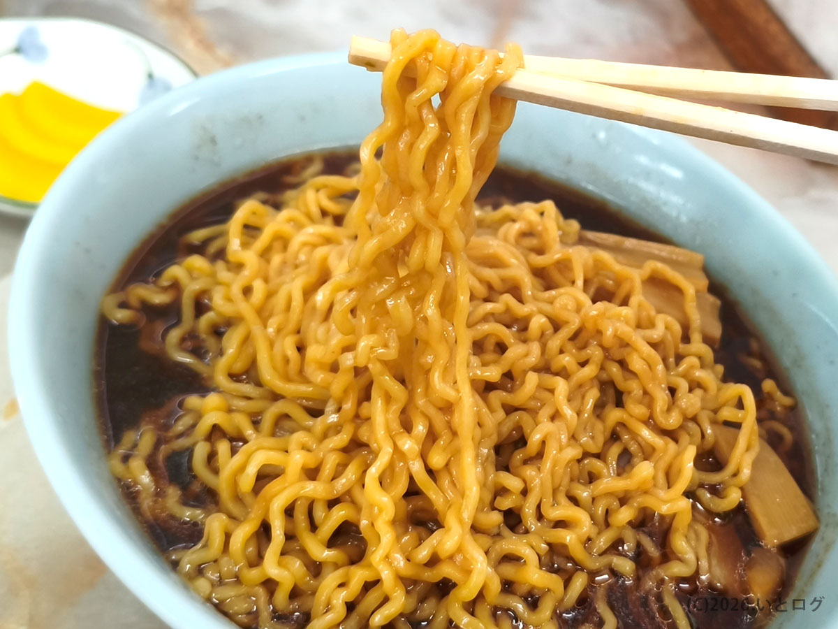 みどりや食堂のラーメン麺リフト（韮崎ラーメンの特徴ある中華麺）