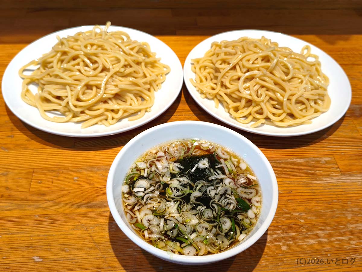 つけそば さんぷく昭和店のW盛りつけそば。山梨・昭和町で人気の極太つけ麺