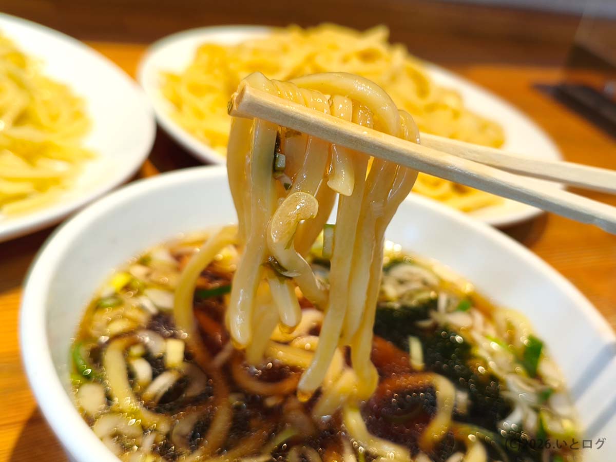 つけそば さんぷく昭和店の極太麺リフト。甲府エリアでも人気のガッツリ系つけ麺