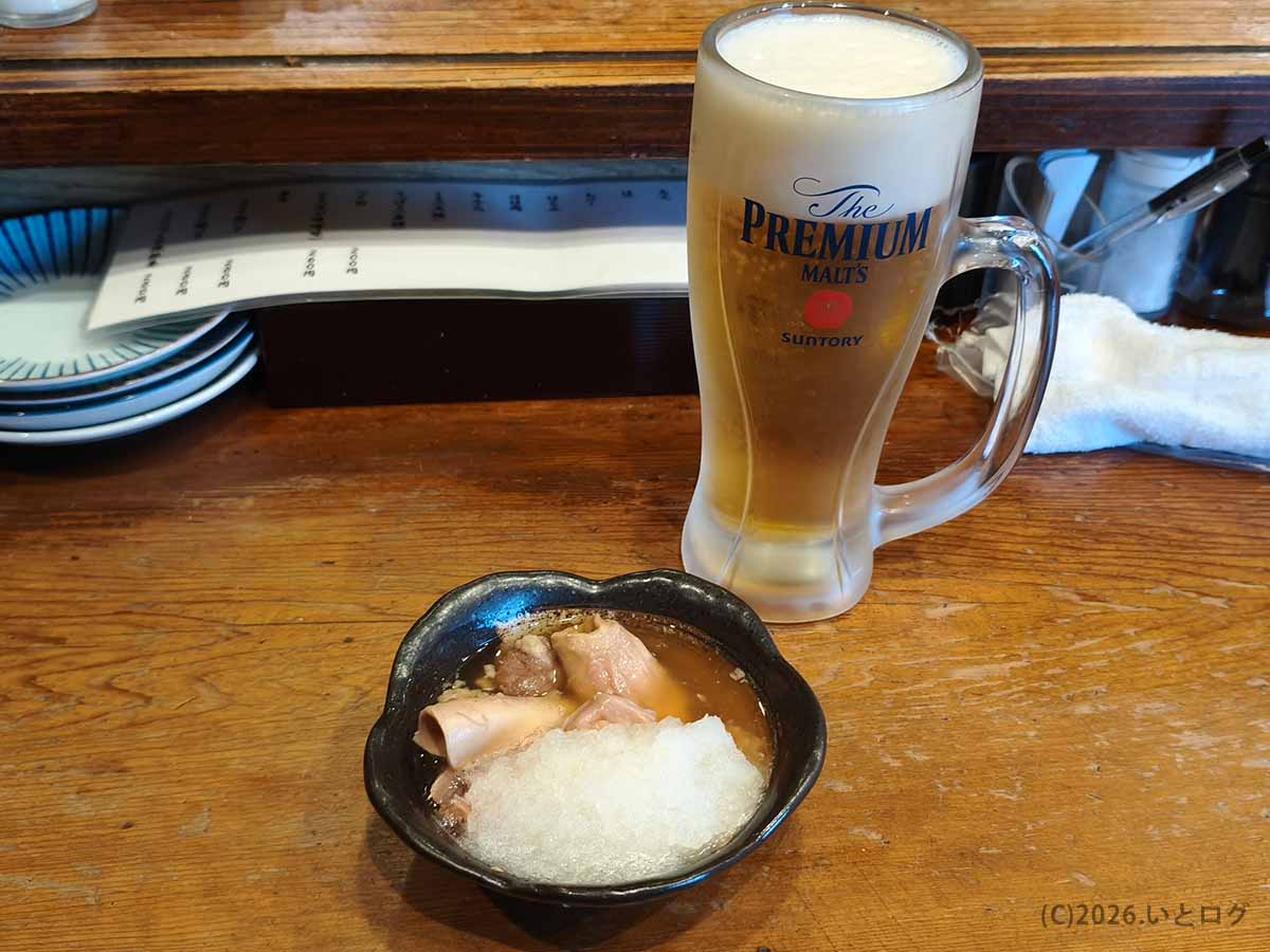 立川のもつ焼き処 美の田で提供された生ビールと、大根おろしを添えたもつのお通し