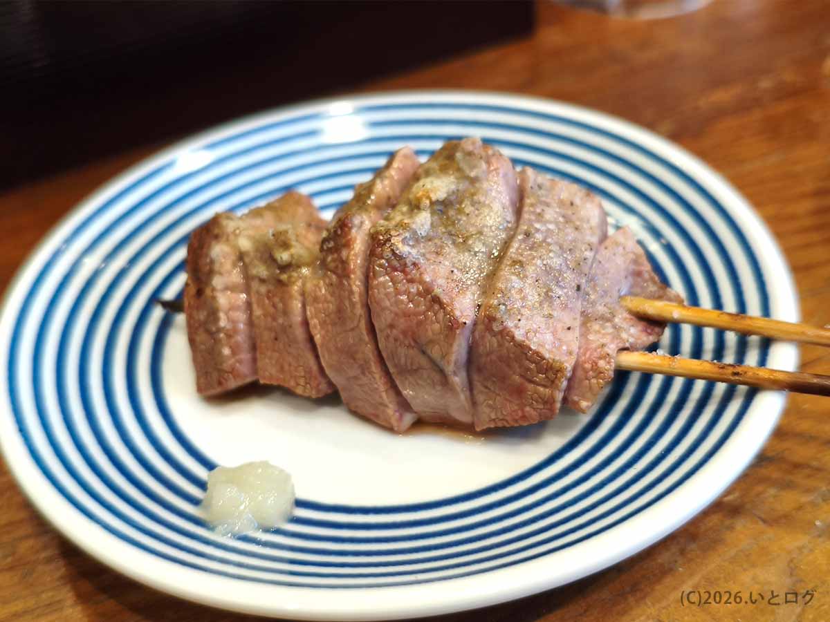 立川の美の田で提供された、厚く切ったもつをふっくら焼き上げた塩味の串焼き