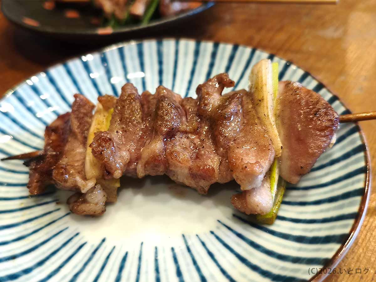立川のもつ焼き処 美の田で提供された、もつと長ネギを交互に刺した塩味の串焼き