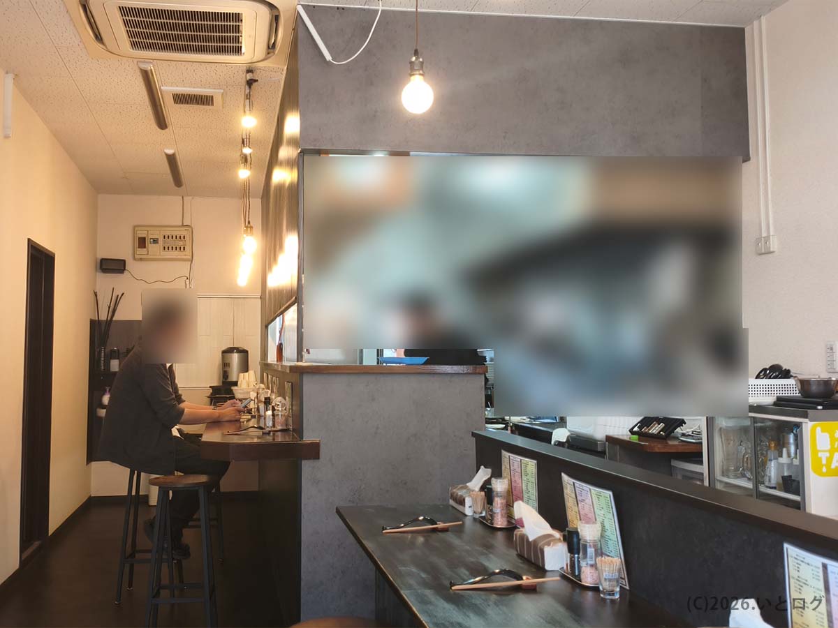 中華そば 蘭 山梨の店内風景。カウンター中心でゆっくり食事できる隠れ家系ラーメン店
