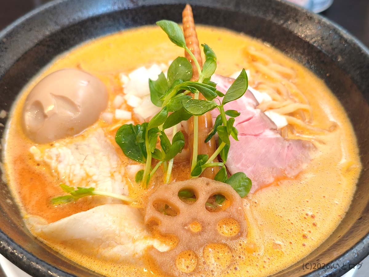 中華そば 蘭 山梨県で提供される濃厚系ラーメン。泡立つスープと具材が特徴