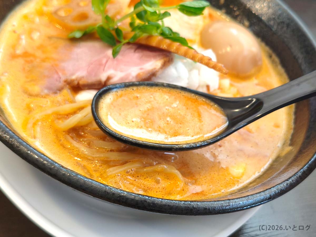 甲府 ラーメン 人気店を目指す名もなきラーメン屋の濃厚スープ。まろやかな口当たりが特徴