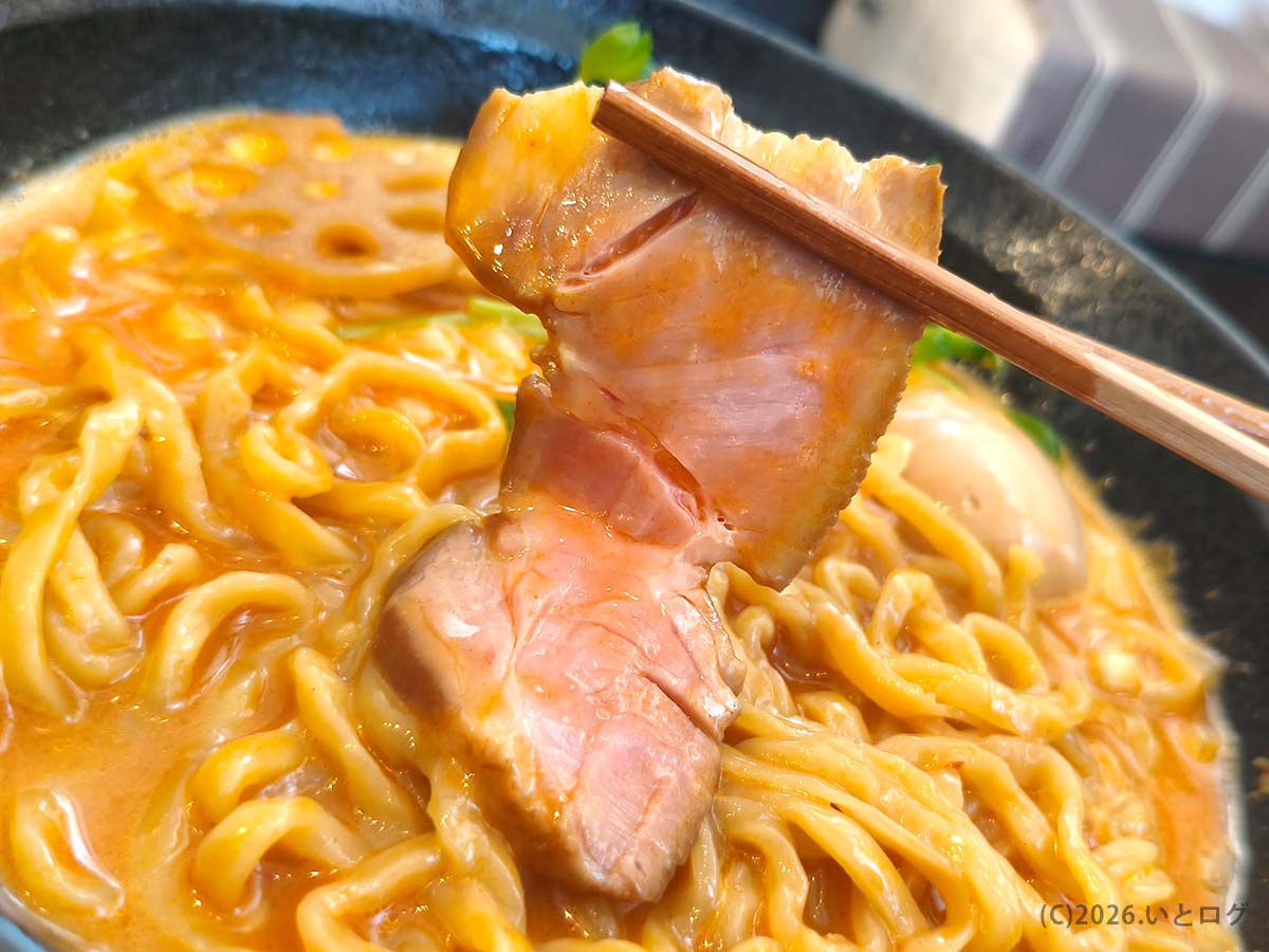 中華そば 蘭 甲府で味わえるしっとりチャーシュー。濃厚スープとの相性も良好
