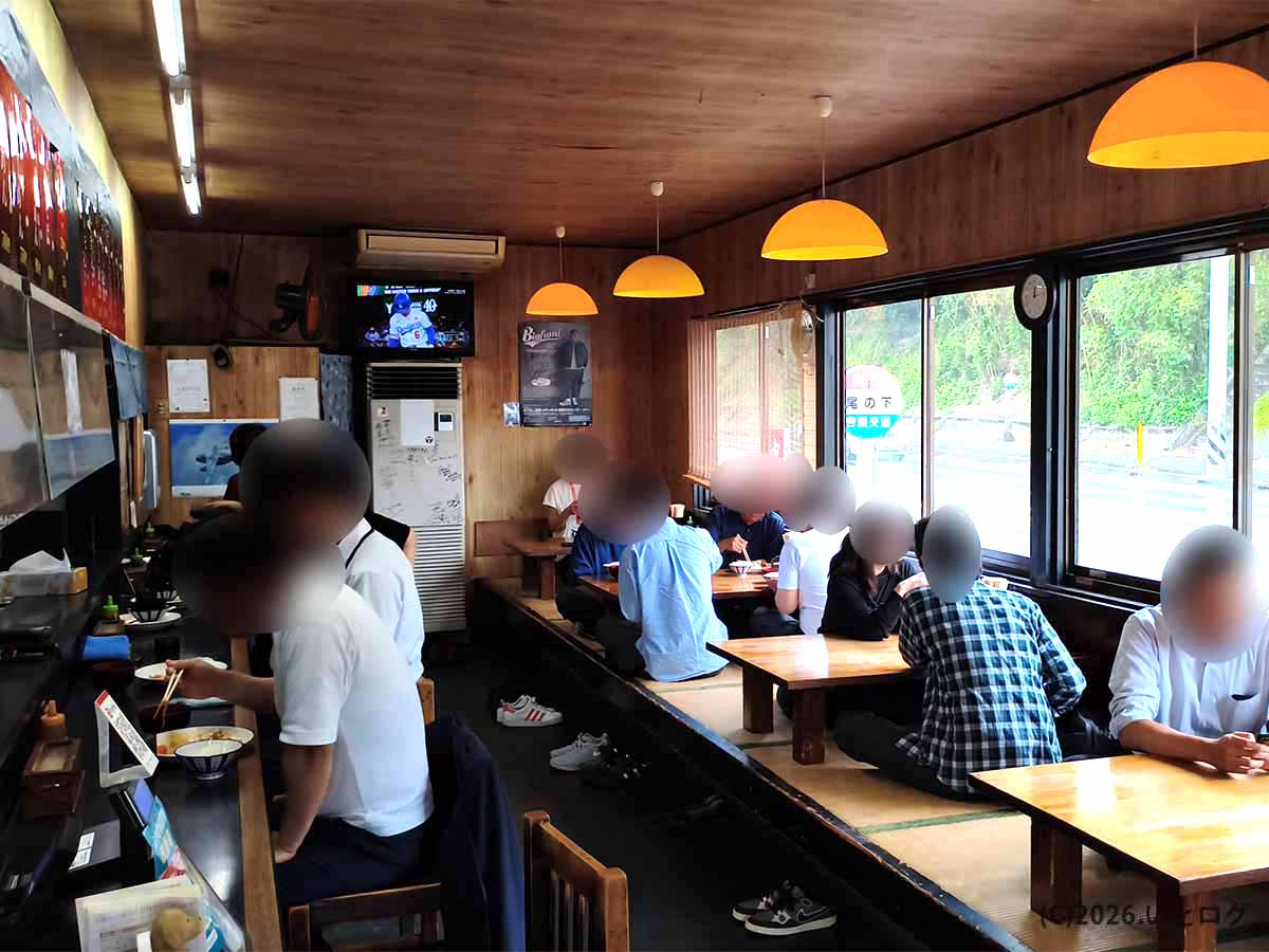 宮崎市清武にある竜宮ラーメンの店内。カウンター席と座敷席が並び、多くの客でにぎわっている