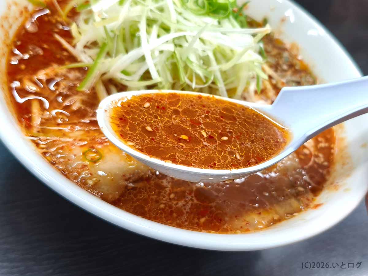 宮崎市の竜宮ラーメンで味わった激辛ねぎみそラーメン。赤みのある味噌スープに白髪ねぎがたっぷり