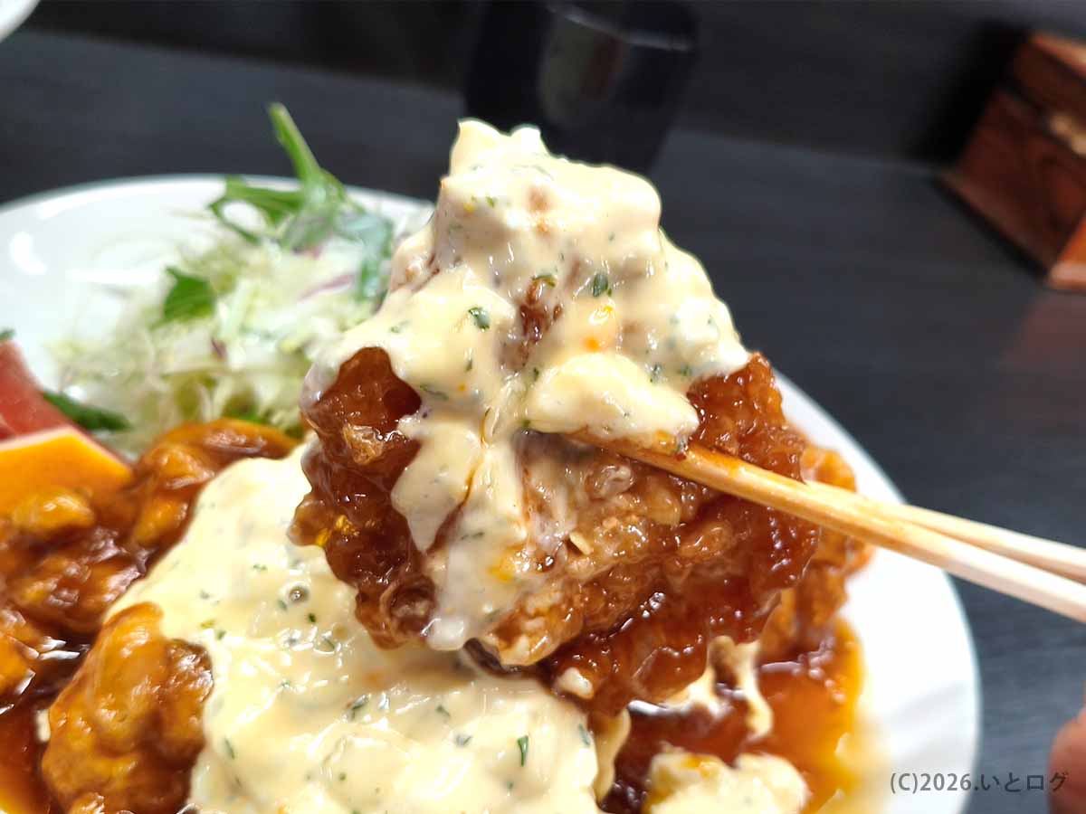 宮崎市の竜宮ラーメンで人気のチキン南蛮。甘酢をまとった鶏肉にたっぷりのタルタルソース