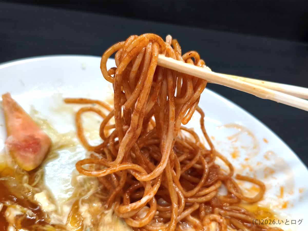 宮崎市の竜宮ラーメンで注文したチキン南蛮に添えられた、濃いめのソースをまとったスパゲッティ