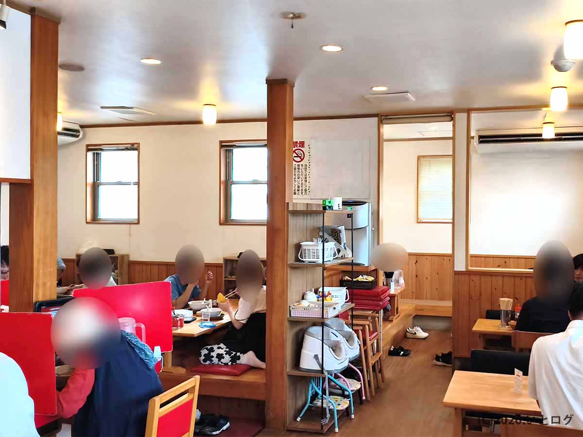 宮崎県都城市の人気店「ラーメンいってつ」の店内。カウンター席や座敷席が用意されている