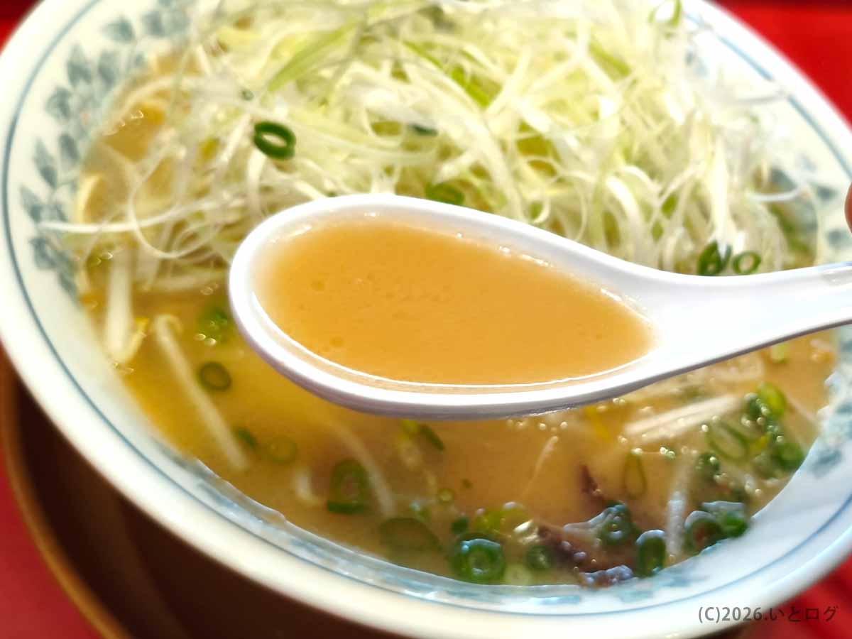 都城の人気ラーメン店いってつの豚骨スープ。まろやかな色合いのスープをレンゲですくった様子
