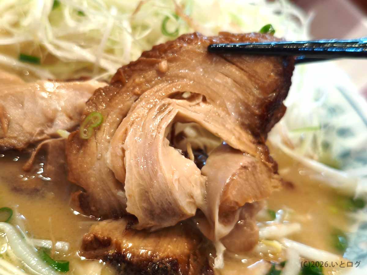 宮崎県都城市のラーメンいってつで味わえる、厚みがあり柔らかそうな豚バラチャーシュー