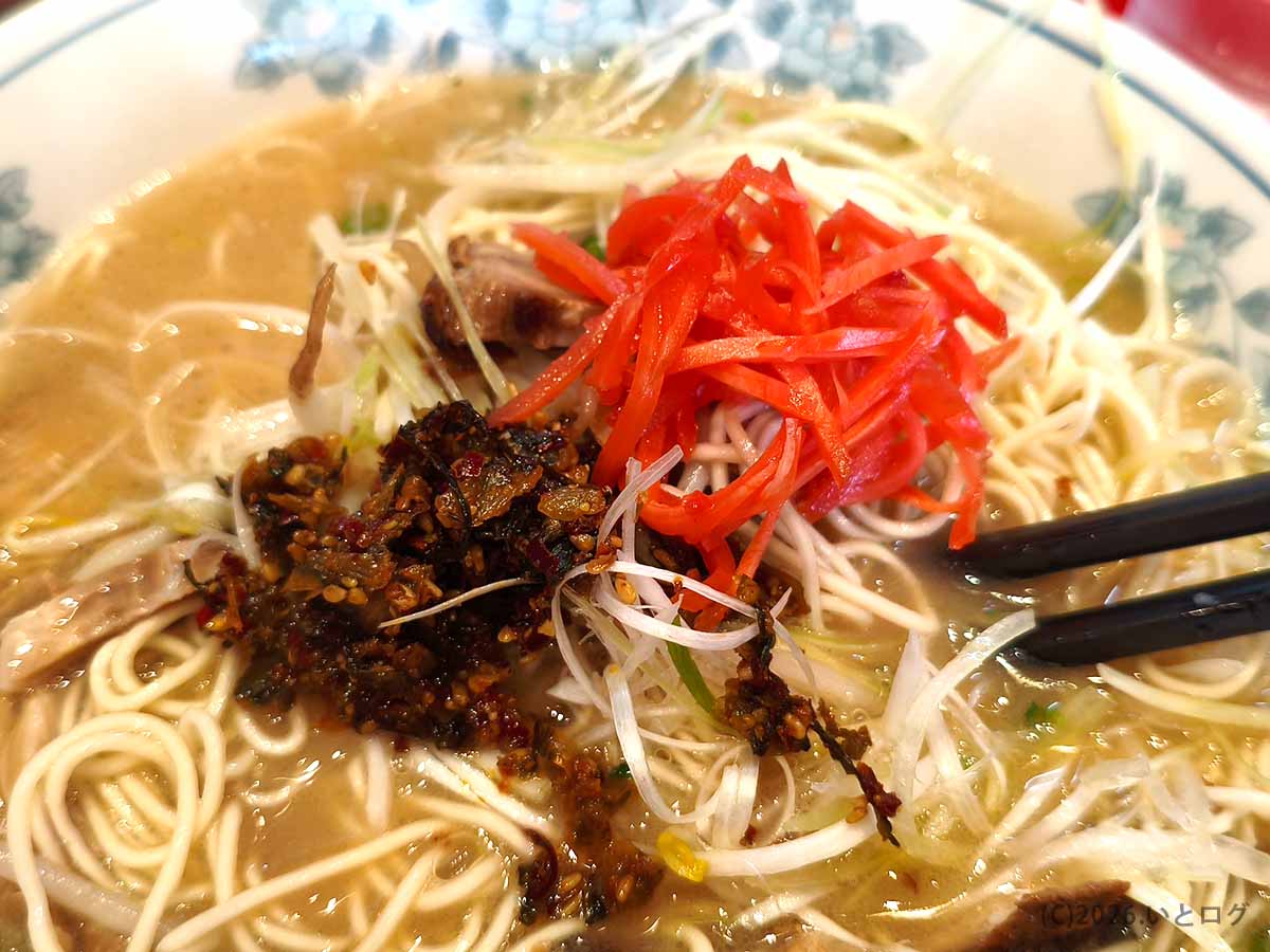 ラーメンいってつの豚骨ラーメンに卓上の紅生姜と辛子高菜を加えて味変した様子