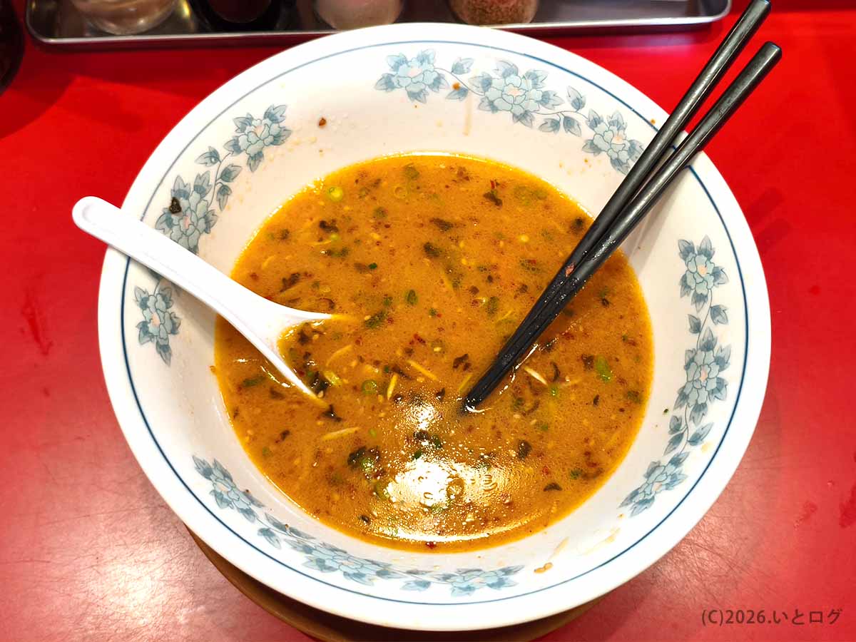 都城のラーメンいってつで麺と具材を食べ終え、旨辛の調味料が溶け込んだ豚骨スープが残った丼