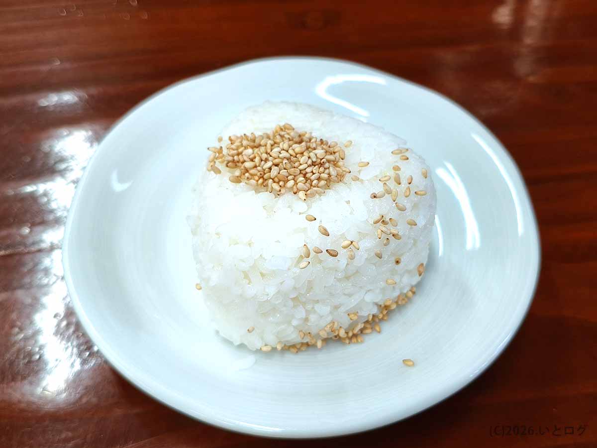 宮崎市のラーメン洋で注文した白ごまがのったおにぎり。豚骨ラーメンと一緒に楽しめるサイドメニュー