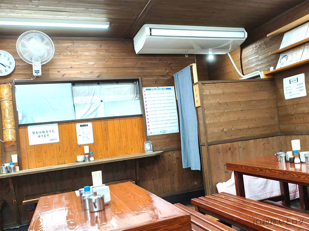 宮崎市恒久にあるラーメン洋の店内。木を基調としたテーブル席とカウンター席が並ぶ落ち着いた空間