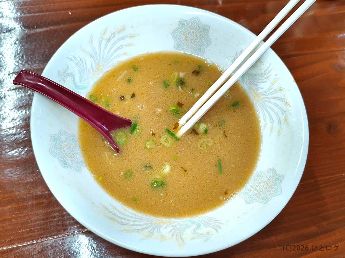 宮崎市のラーメン洋で豚骨ラーメンを食べ終えた丼。スープにネギが残る完食後の様子