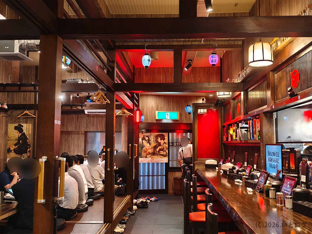 宮崎市の丸万焼鳥 支店の店内。木を基調とした落ち着いた空間にカウンター席と座敷席が並ぶ