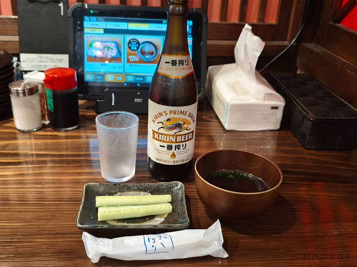丸万焼鳥 支店で注文したキリン一番搾りの瓶ビールと、きゅうりなどのお通し