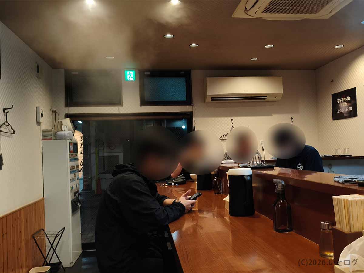 宮崎市ニシタチにある東京らぁめん 西橘店のカウンター中心の店内