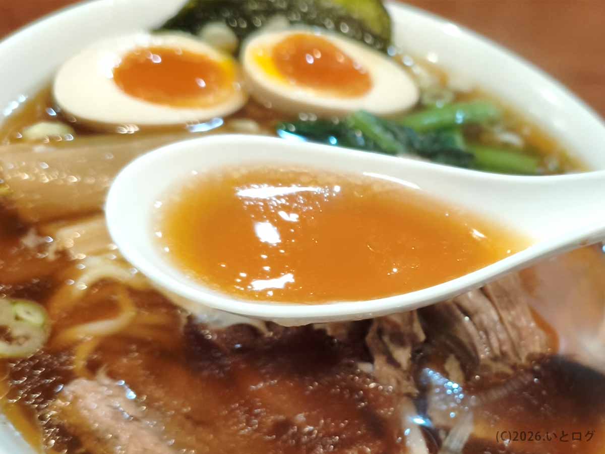 宮崎市の東京らぁめん 西橘店で味わう透き通った茶褐色の醤油ラーメンスープ