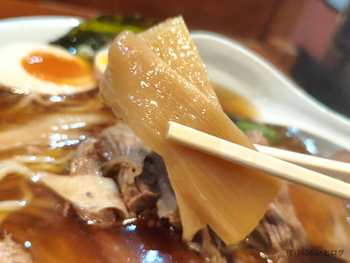 東京らぁめん 西橘店のらぁめんに盛られた厚みのある大きなメンマ