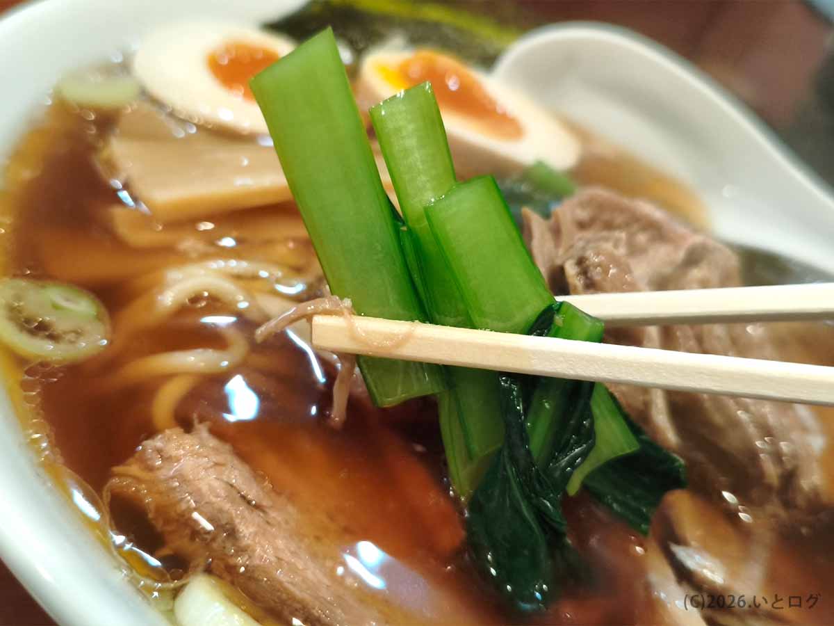 宮崎市の東京らぁめん 西橘店の醤油ラーメンに添えられた青菜