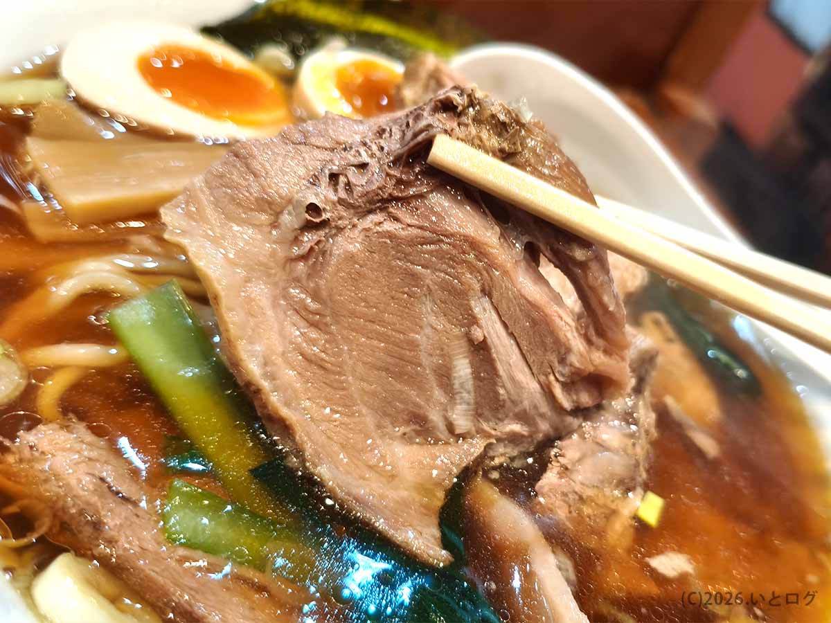 東京らぁめん 西橘店のらぁめんにたっぷり盛られた厚切りチャーシュー