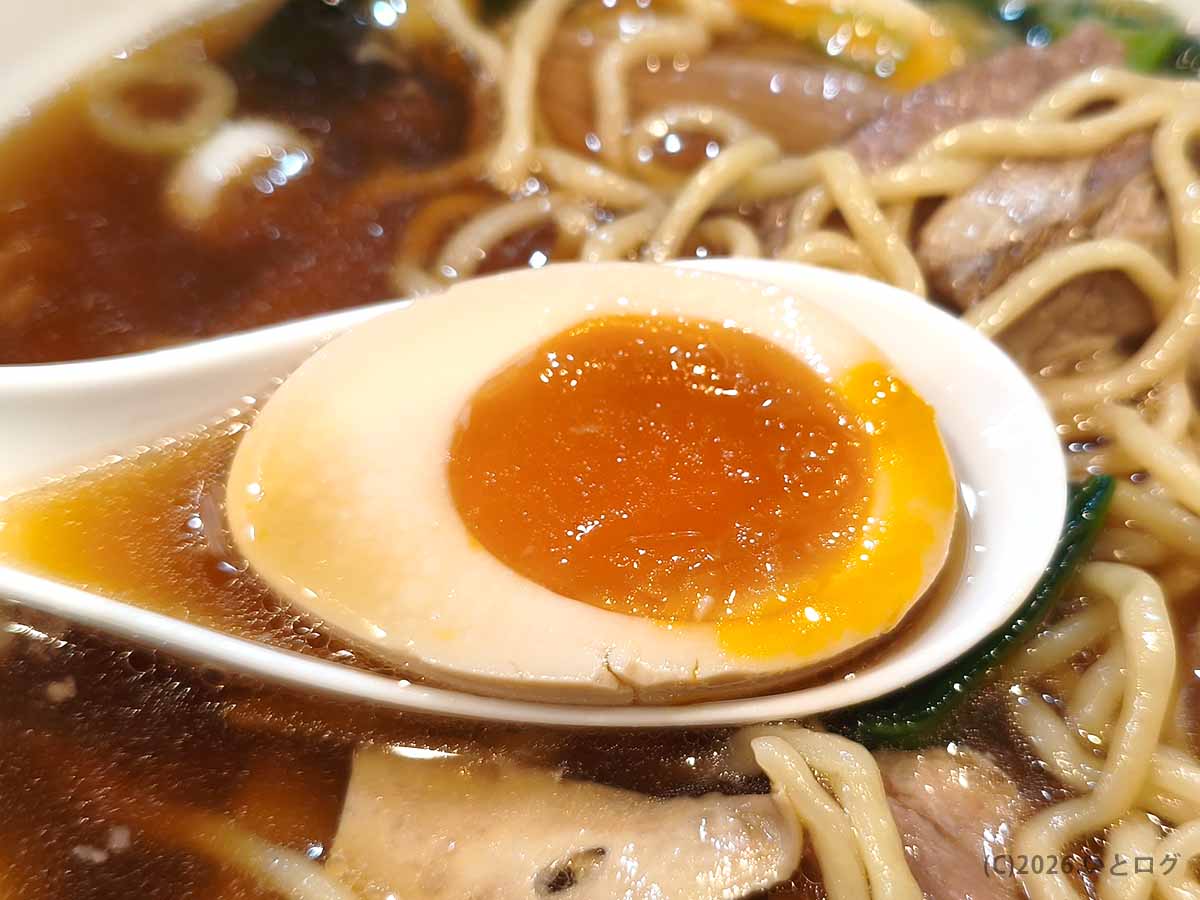 東京らぁめん 西橘店の醤油ラーメンにトッピングされた半熟の味付玉子