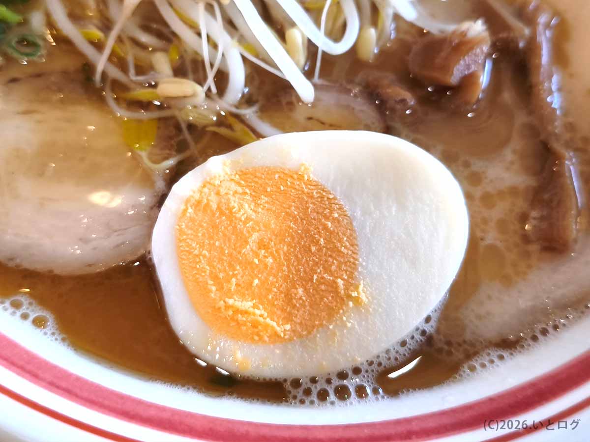 宮崎市のらーめん本舗 さといもで注文したラーメンにトッピングされた半分のゆで玉子