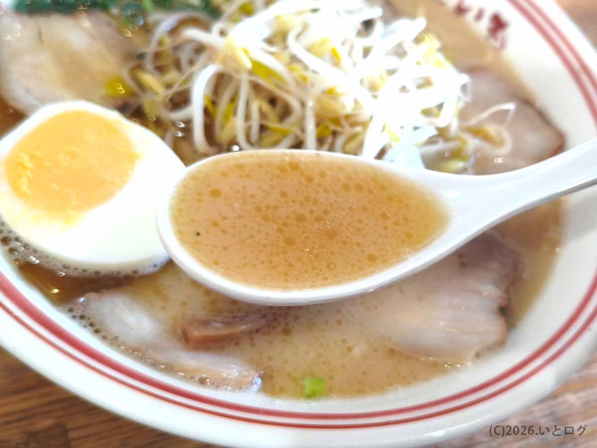 らーめん本舗 さといも 本店のラーメン。レンゲですくったまろやかな色合いの豚骨スープ