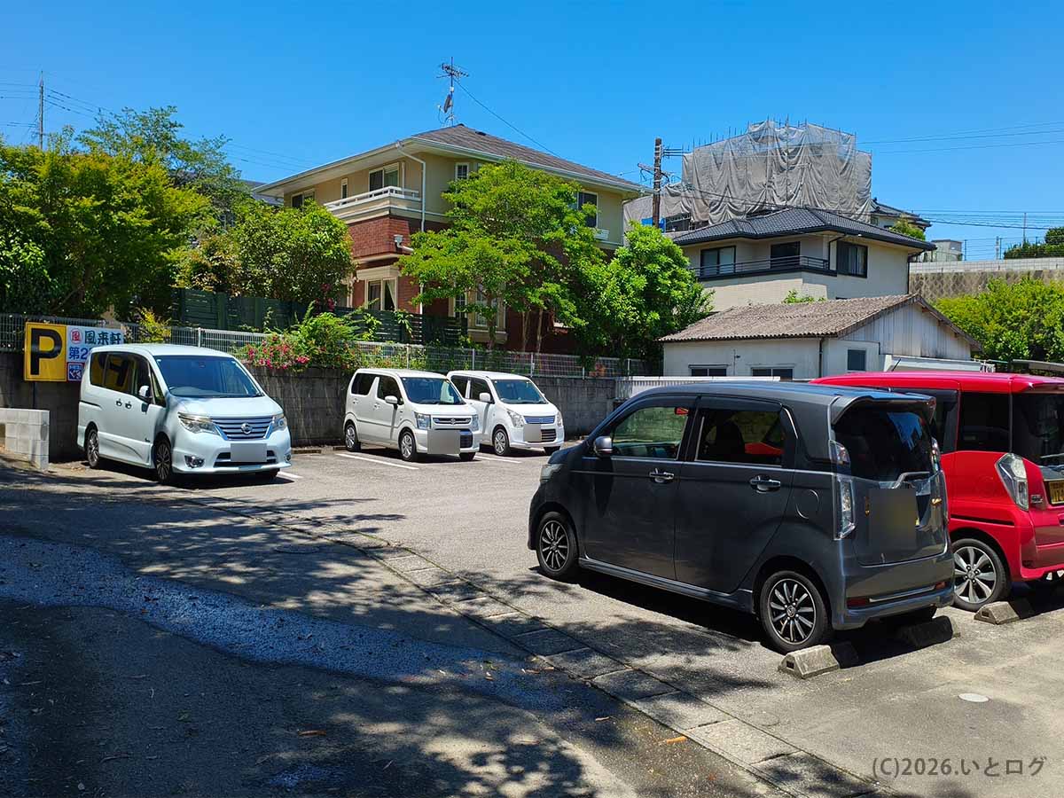 宮崎市の風来軒 加納本店に用意された第2駐車場。店舗周辺に複数台の車を駐車できるスペースがある
