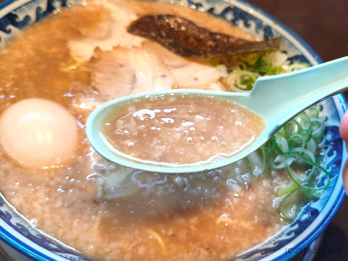 風来軒 加納本店のとんこつラーメンのスープ。レンゲの中まで細かな背脂がたっぷり浮かぶ濃厚な宮崎豚骨スープ