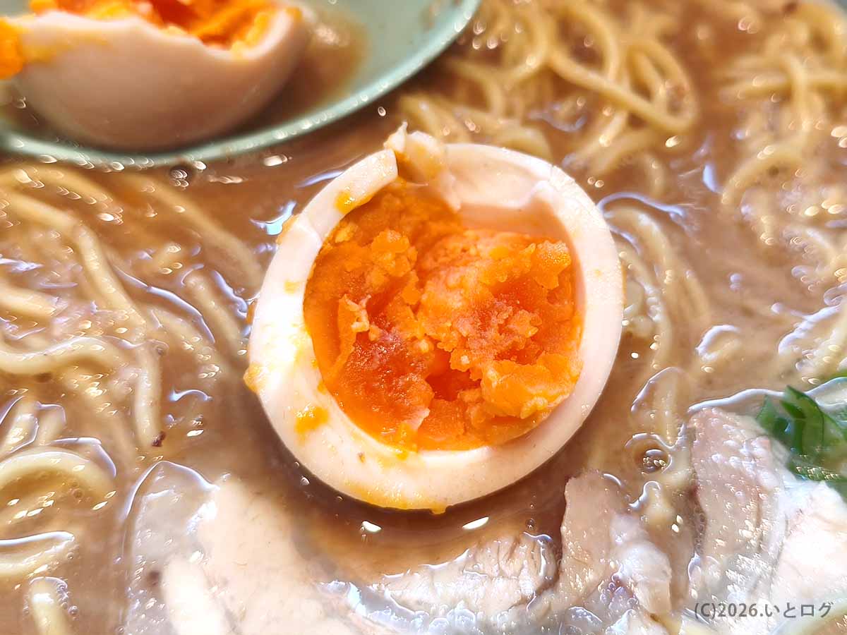 風来軒 加納本店の煮卵のせにトッピングされた味玉。濃いオレンジ色の黄身が印象的な半熟煮卵