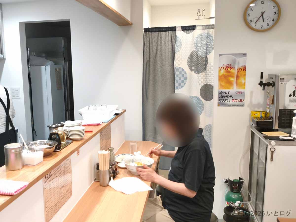 再オープンした湯村食堂の店内カウンター席。甲府の老舗食堂らしい落ち着いた空間