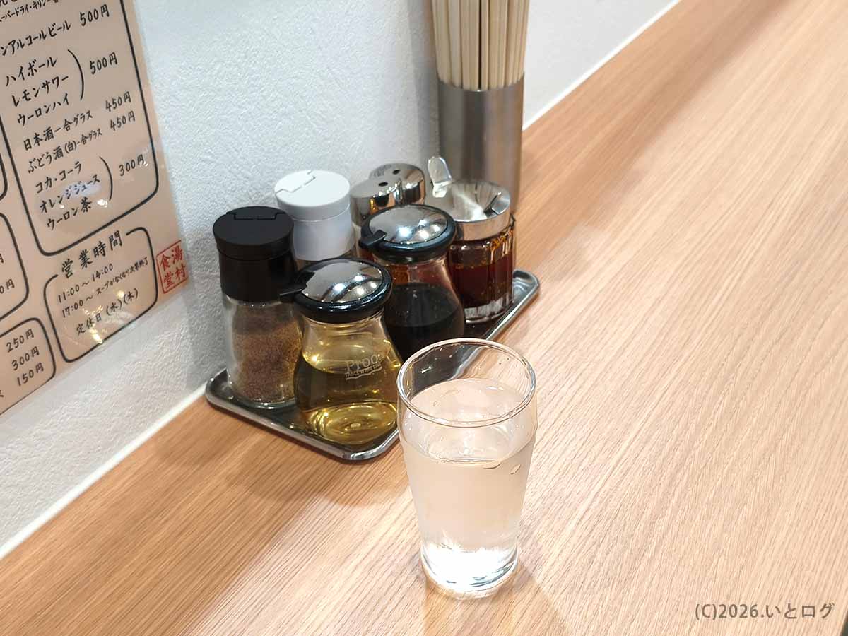 湯村食堂の卓上調味料とカウンター席の様子。甲府で人気のラーメン食堂