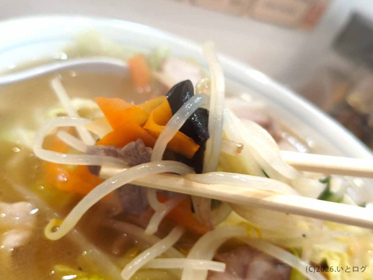 湯村食堂のタンメンの野菜。もやしや白菜がたっぷり入った優しい味わい
