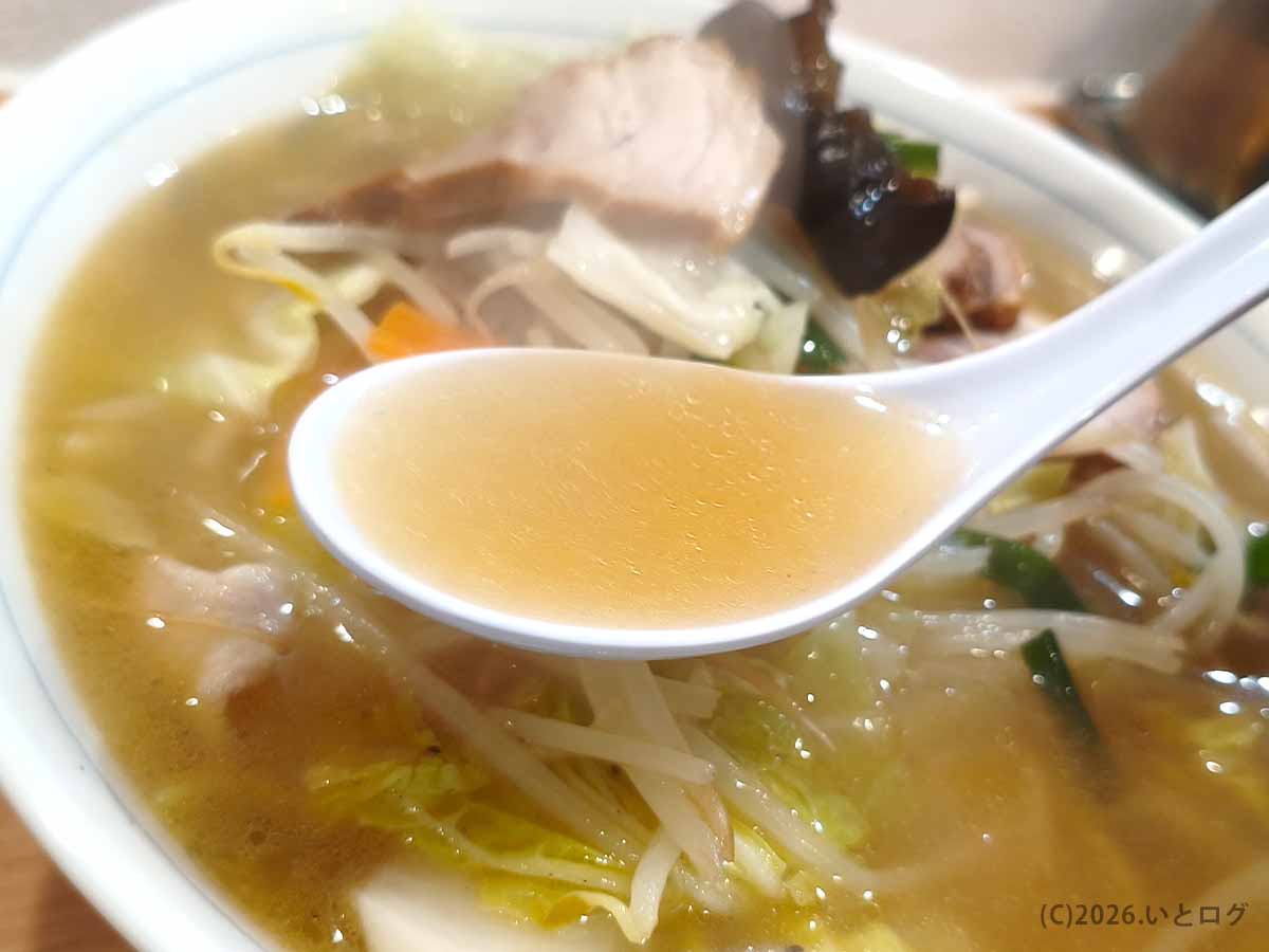 湯村食堂のタンメンスープ。あっさりしながら旨みのある昔ながらの味